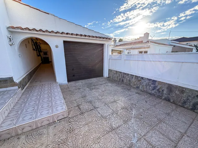 Amplio chalet pareado en El Chaparral — 4 dormitorios, 4 baños, piscina privada y gran parcela — 32