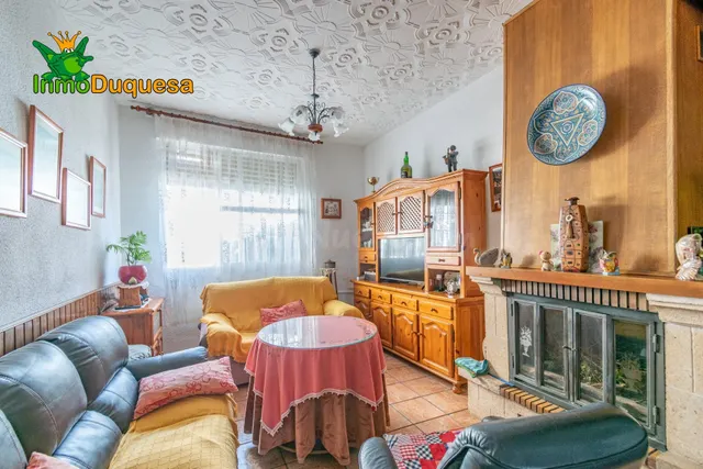 Casa adosada en Esquina con 4 Dormitorios, Piscina, Garaje y - foto 3