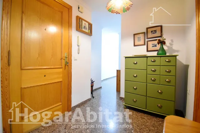Confort y vistas al mar en este espacioso piso con balcón, gran garaje y trastero junto a la playa — 23