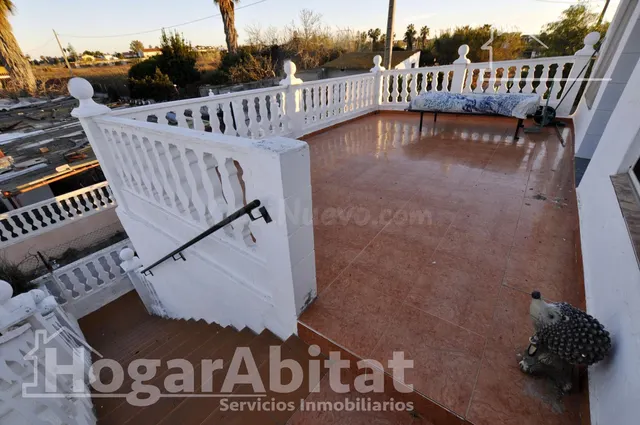 CASA CON GRAN TERRENO, PISCINA Y GARAJE CERCA DE LA PLAYA - foto 3