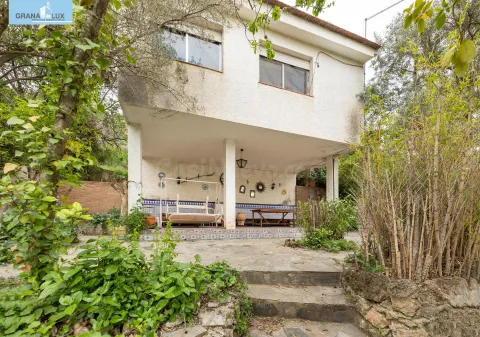 Chalet con gran parcela en Cogollos