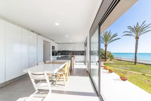 CASA EN PRIMERA LINEA DE MAR — 7