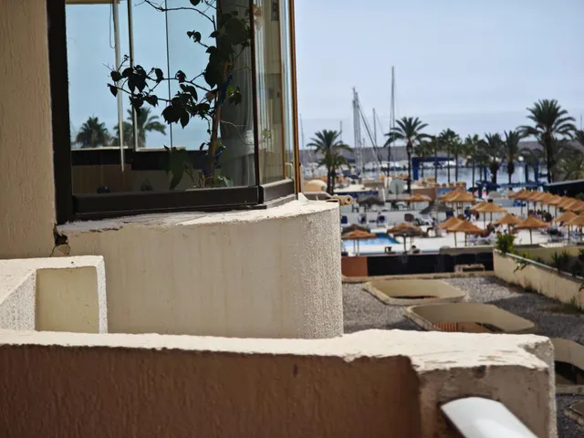 PISO CENTRICO EN FUENGIROLA CON VISTAS LATERALES AL PUERTO JUNTO A LA PLAYA. PERFECTO ESTADO — 20