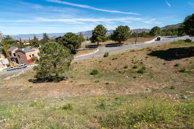 Parcela urbana de 2.000 m2 en la Zubia en un entorno único. — 10