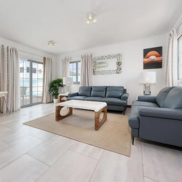 Villa con piscina privada y gran potencial en Playa Blanca — 6