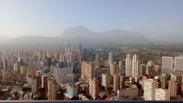 Impresionante Ático -Dúplex reformado de lujo y vistas magnificas al mar y bahía de Benidorm. — 29