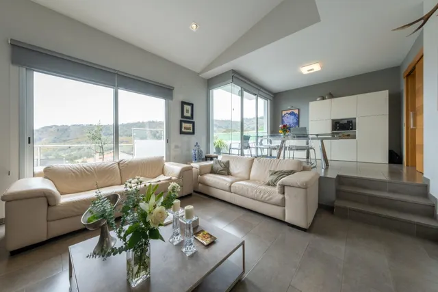 ¡Chalet independiente con amplias terrazas y zona exterior e