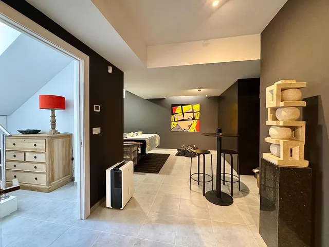 elegante villa con vistas parciales al mar. — 42