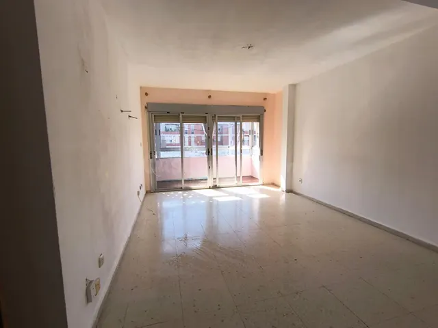 Piso en zona Pinilla con cuatro habitaciones, dos baños y ga - foto 5