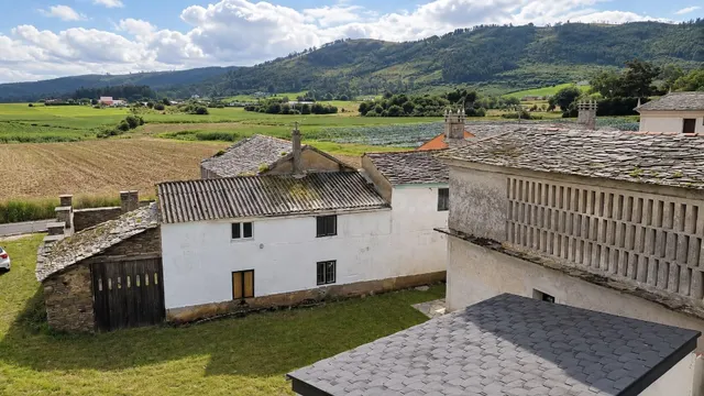 Casa para restaurar con terreno y hórreo-apartamento en A De