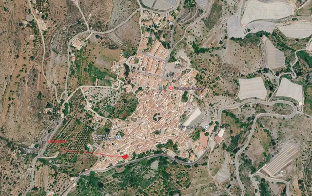 DOS SOLARES INDEPENDIENTES EN EL CASCO ANTIGUO DE GUALCHOS — 9