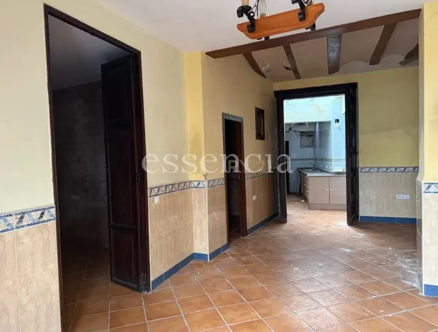 Casa adosada con encanto y gran potencial en Palma de Gandía – 74.000 € — 5