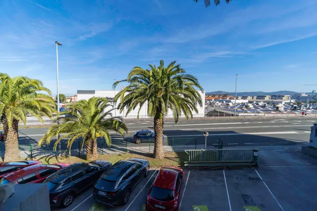 Piso espacioso con terraza y balcón en urbanización privada — 30