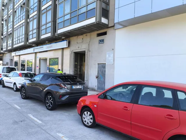 Local de 140 metros en Av. Lamadosa, zona Eirís, A Coruña - foto 2