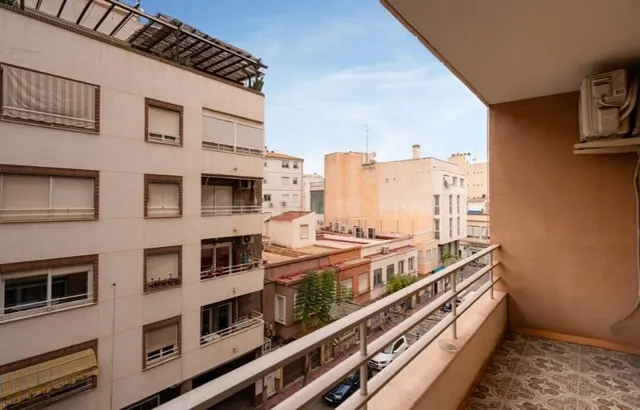 ¡Vivienda de tres dormitorios para reformar en Torrevieja!