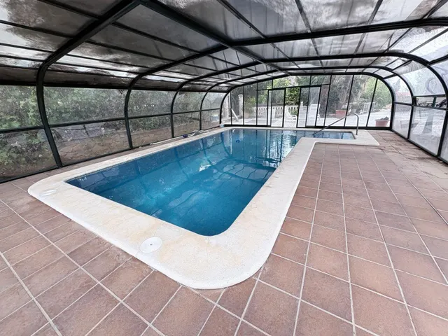Chalet exclusivo con piscina cubierta de cristal y más de 300 m2 en urbanización Los Teatinos — 17