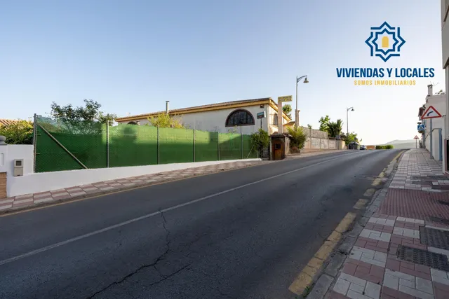 Terreno urbanizable, actualmente hay un restaurante. — 34