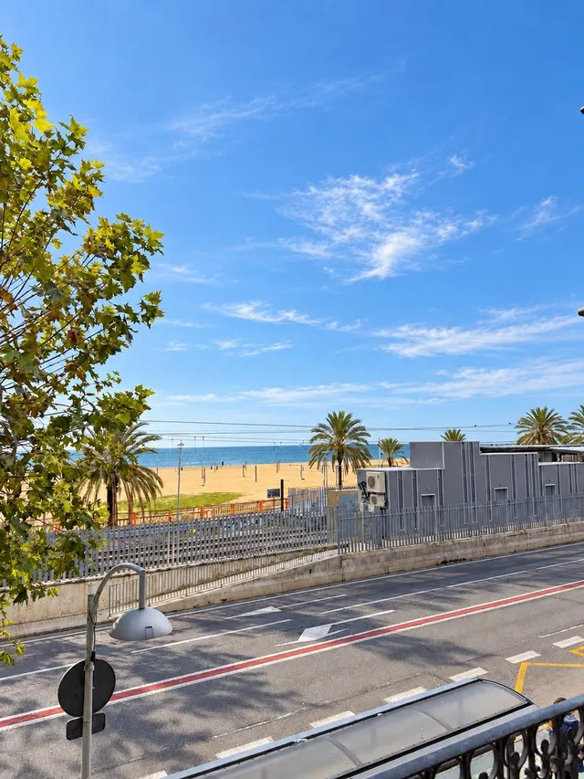 Primera línea de mar en el centro de El Masnou · Piso de época con techos altos y mosaico hidráulico · 3 hab. — 25