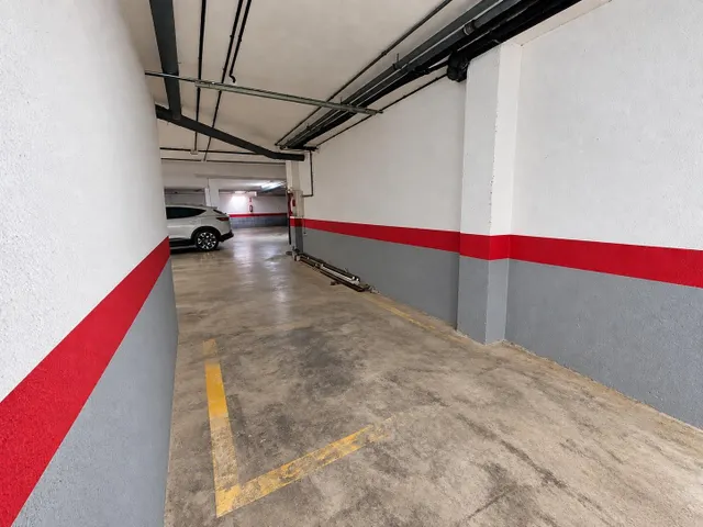Plaza de aparcamiento con amplio espacio de almacenamiento — 2