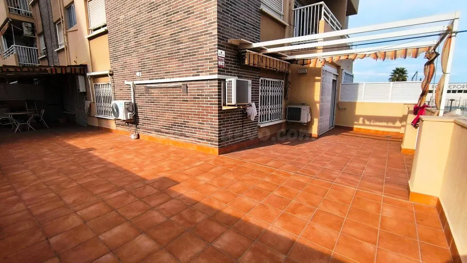 PRIMER PISO TOTALMENTE EXTERIOR EN FINCA CON CONSERJE Y ENORME TERRAZA ESQUINERA
