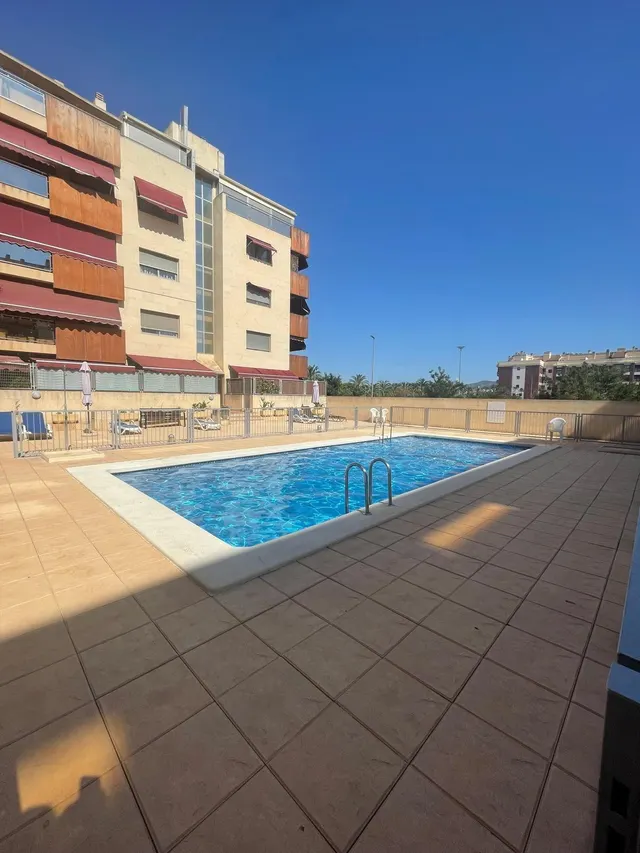 ESPECTACULAR PISO EN EDIFICIO CON PISCINA COMUNITARIA EN ZON - foto 2
