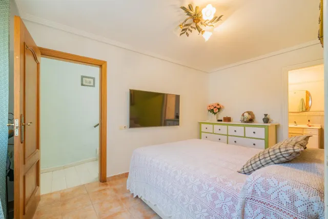 Chalet pareado con piscina, amplia parcela y alta eficiencia energética en Los Balcones — 24