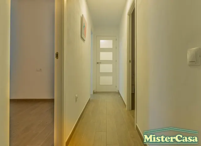 EXCLUSIVA!! Piso 3 dormitorios , 2 baños ,garaje y trastero . Gran patio  y piscina comunitaria . ROTA — 48