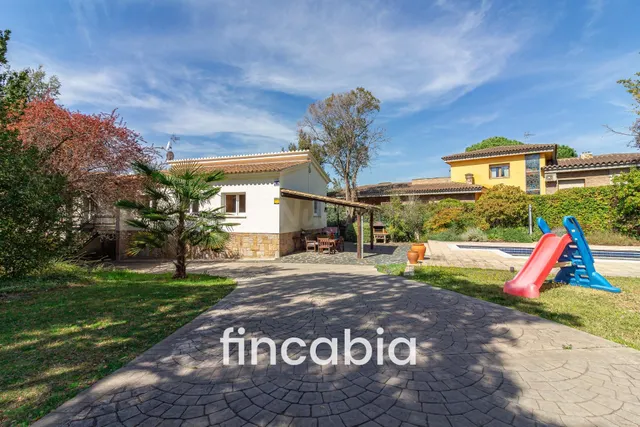 Casa aislada con piscina i jardín en venta en Santa Coloma d - foto 2
