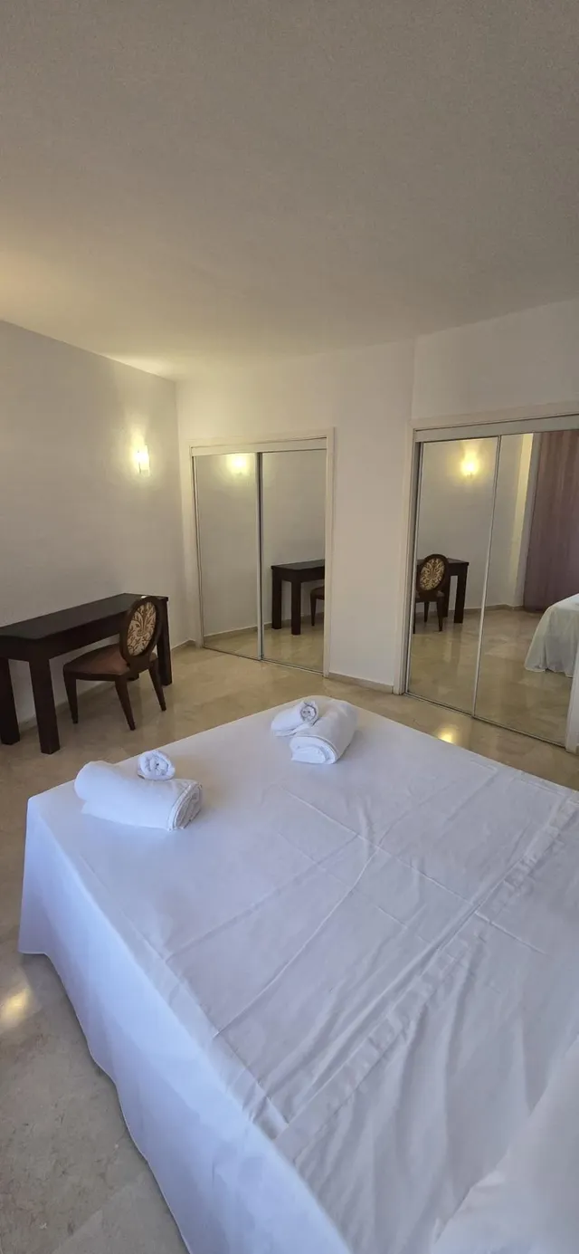 Piso amplio y luminoso de tres dormitorios  en primera línea de playa en Hacienda Beach II-III | CABANILLAS REAL ESTATE — 16