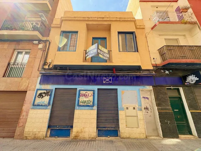 SE VENDE CASA A POCOS METROS DEL PUENTE DE LA VIRGEN