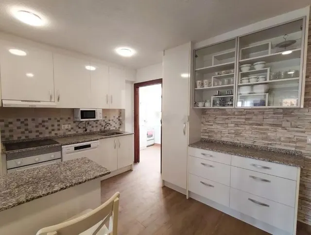 Piso reformado, amplio y luminoso cerca del mar — 9