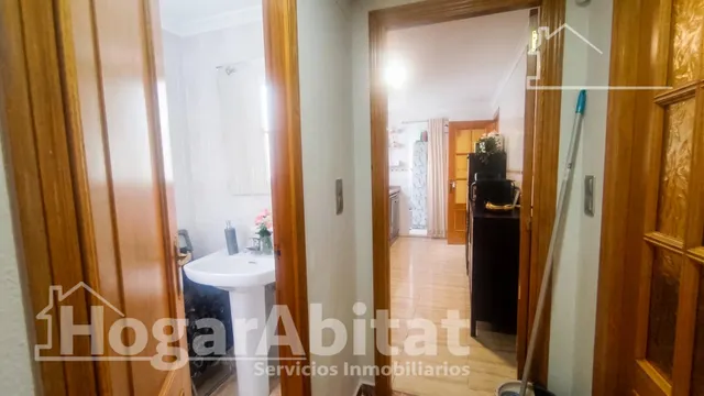 Amplitud y excelente estado en este luminoso piso reformado de 4 dormitorios con ascensor — 15