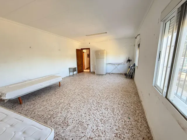 Encantador Chalet en Crevillente con Amplio Terreno y Piscina Propia — 8