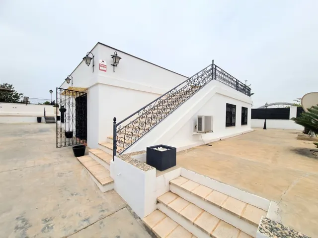 PRECIOSO CHALET CON PISCINA, CASA DE INVITADOS Y GRANDES TERRAZAS JUNTO A LLÍRIA — 28