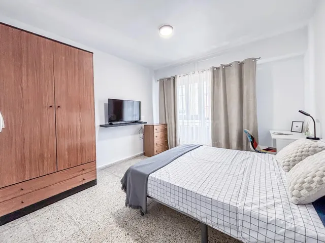 Piso totalmente reformado de cuatro habitaciones y un baño - foto 4