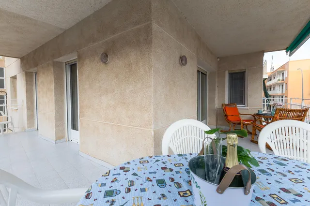 Apartamento todo exterior 3 dorm. con gran terraza en esquina a 100 mts de la Playa. Vista parcial al Mar. — 4