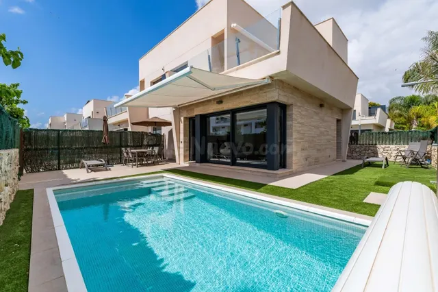 se vende una villa de 3 dormitorios y 3 baños en distancia d