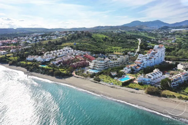 EXCLUSIVIDAD Y LUJO EN PRIMERA LÍNEA DE PLAYA EN ESTEPONA — 4