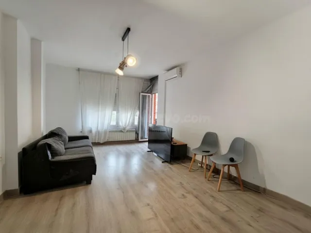 PISO DE 100 m2 CON 4 habitaciones EN LA ZONA DEL ESCORXADOR — 4