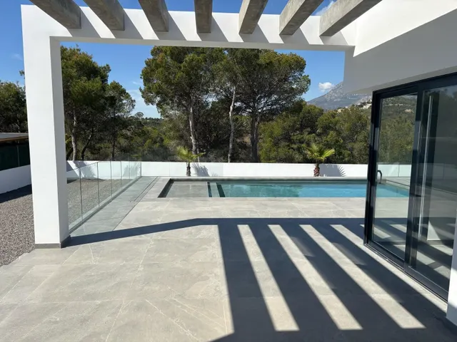 LUJOSA VILLA DE OBRA NUEVA ACABADA Y DISPONIBLE - foto 4