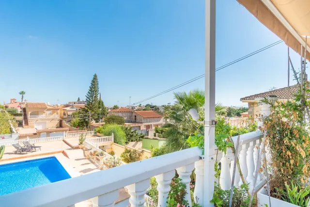 Maravilloso chalet pareado (aprox. 130 m2 + terrazas y garaje) con 4 dormitorios y 2 baños. Amplia parcela privada (516 m2) con jardín y gran piscina. — 16