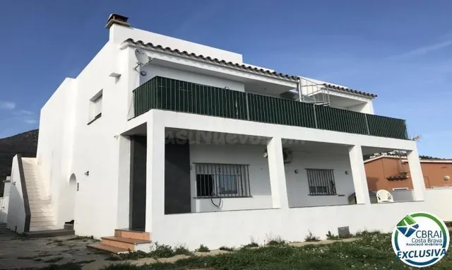 Encantadora Casa Renovada en Urbanización Tranquila de Roses - foto 3