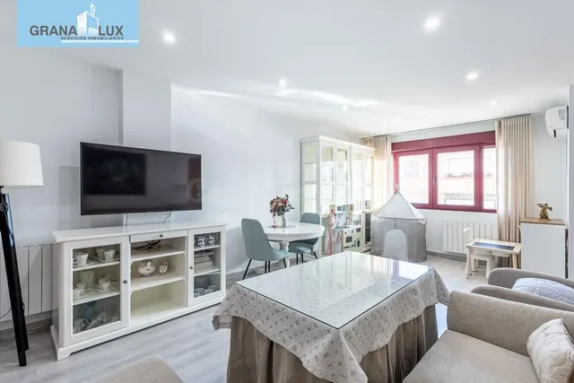 Amplia casa de 182 m2 con patio, gran sótano y a menos de 5 minutos del metro — 2