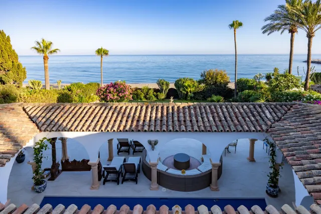 ESPECTACULAR VILLA DE LUJO EN ALQUILER EN 1ª LÍNEA DE PLAYA DE CABOPINO CON MARAVILLOSAS VISTAS AL MAR — 2