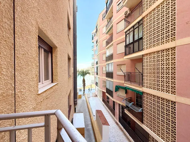 Apartamento reformado de 2 dormitorios en primera línea de Playa del Cura con vistas laterales al mar — 14