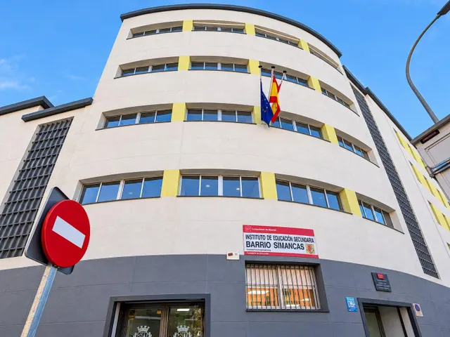 Piso de 2 dormitorios con terraza y grandes posibilidades de reforma en Simancas, Madrid — 33