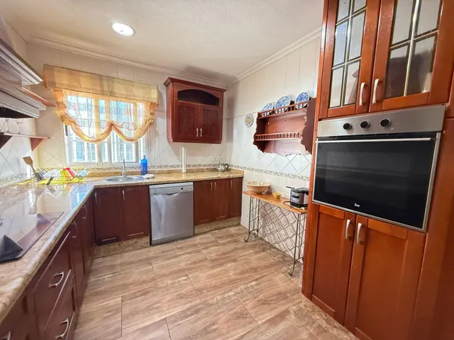 Encantador Chalet en Crevillente con Amplio Terreno y Piscina Propia — 6
