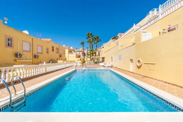 Encantadora vivienda reformada con terrazas, patio privado y piscina comunitaria — 3