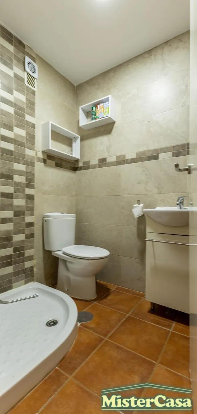 EXCLUSIVA. Piso zona sur VPO . 3 dormitorios , 2 baños , terraza . Plaza de garaje y trastero . — 19