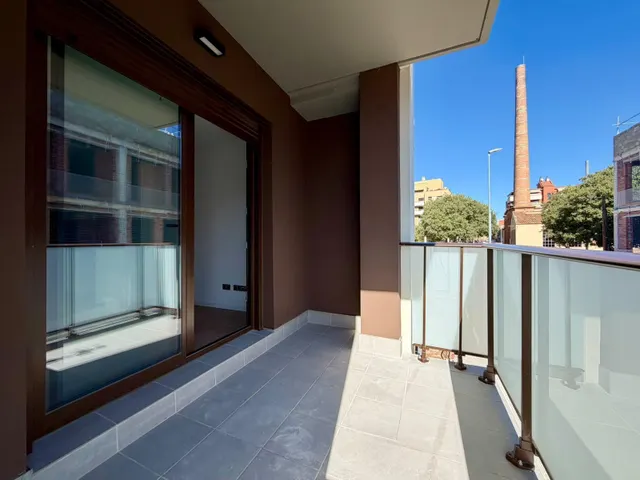 Tu nuevo hogar a estrenar en el Centre de Sabadell: 2 habitaciones, 2 baños, balcón, parking y trastero incluidos — 8